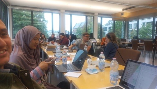 Delegasi HIMA DIM FEB Universitas Airlangga dengan peserta Future in Research International Summer School for Young Scientists