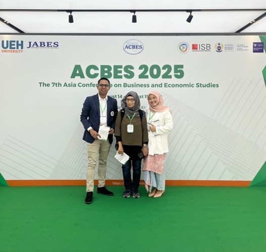 I Komang Sumerta dan Lia Febria Lina Bersama Prof. Dr. Sri Hartini SE. M.Si. dalam The 7ᵗʰ Asia Conference on Business and Economic Studies ACBES 2025