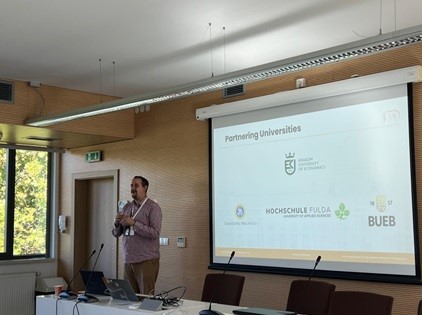 Pelatihan academic writing diskusi budaya antarnegara dan kerja kelompok lintas universitas