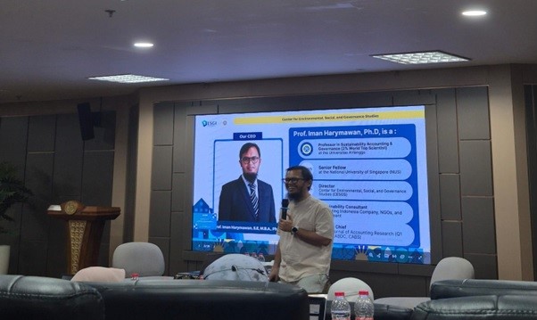 Penjelasan materi oleh Prof. Iman Harymawan SE MBA Ph.D. selaku pemateri